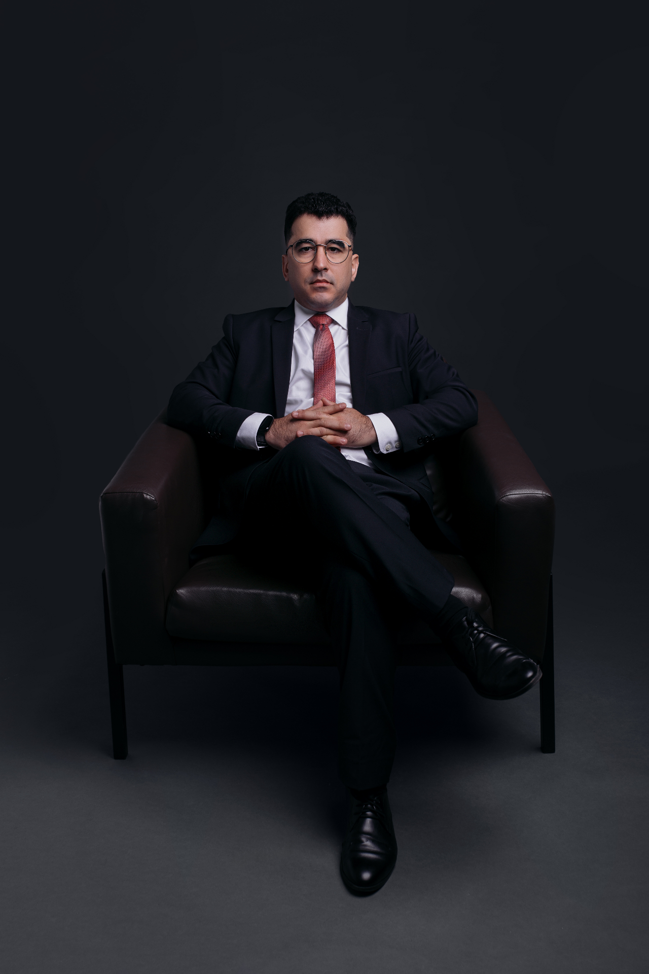 Dr. André Ricardo Britto Guimarães em poltrona, retrato corporativo